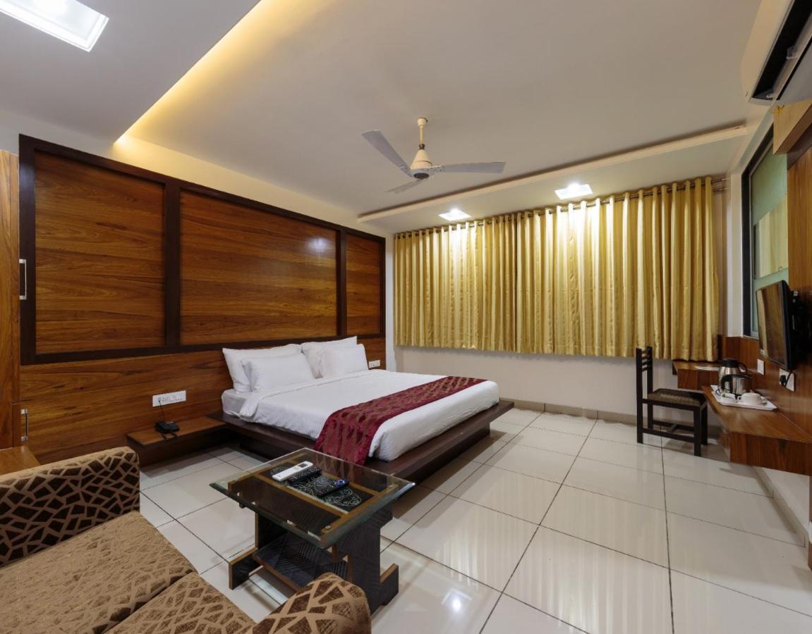 Hotel Radiant Kolhapur Esterno foto