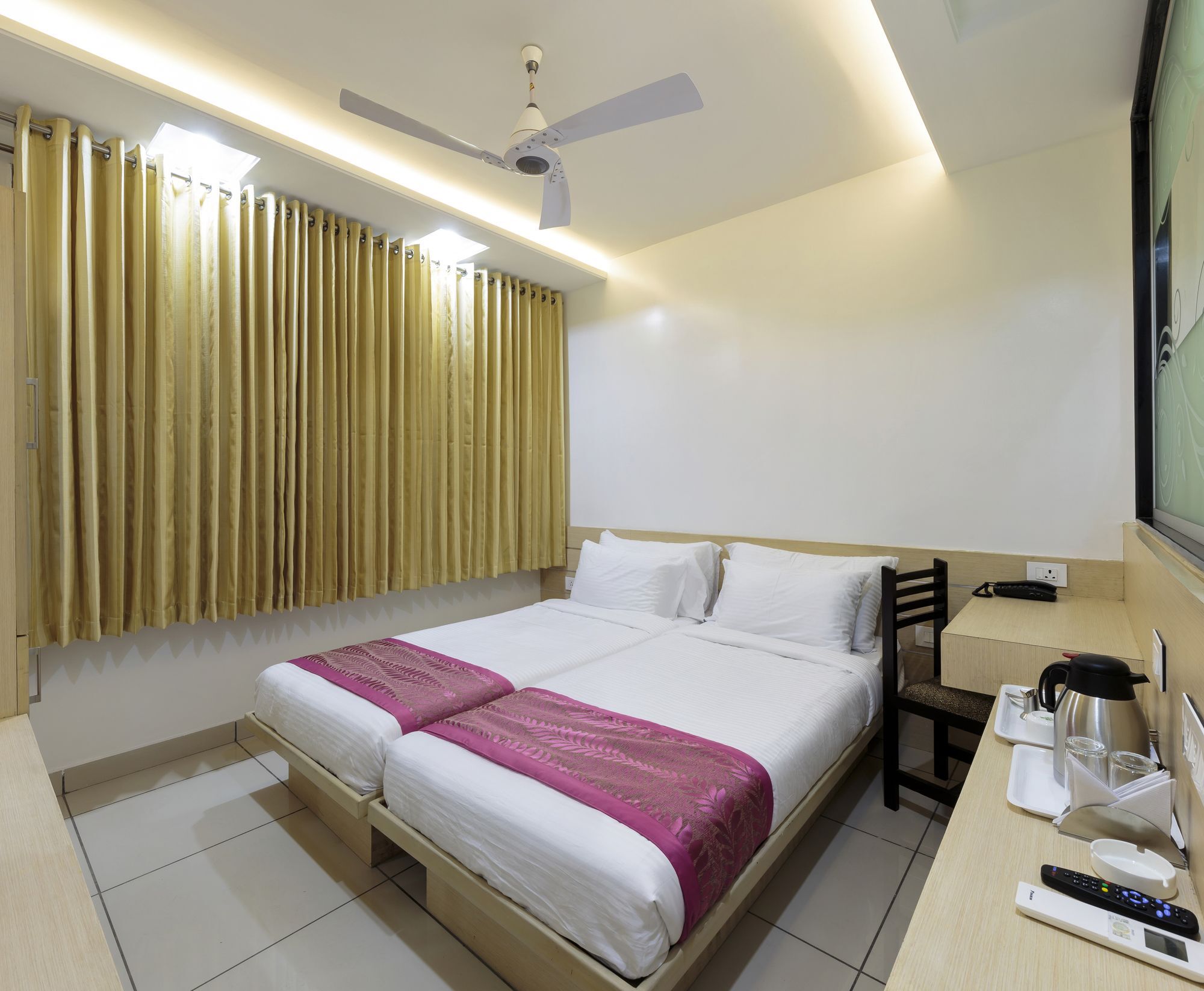 Hotel Radiant Kolhapur Esterno foto